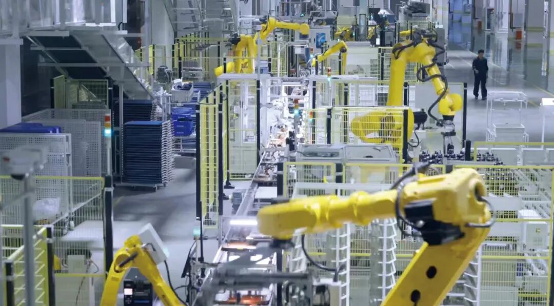 获评全国首批“领航级”智能工厂的格力电器（珠海金湾）有限公司生产线上，格力智能装备正在有序工作