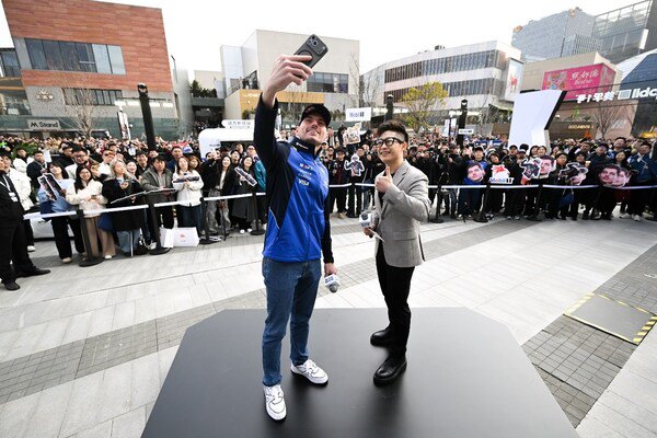 维斯塔潘出席车手见面会与车迷亲切互动