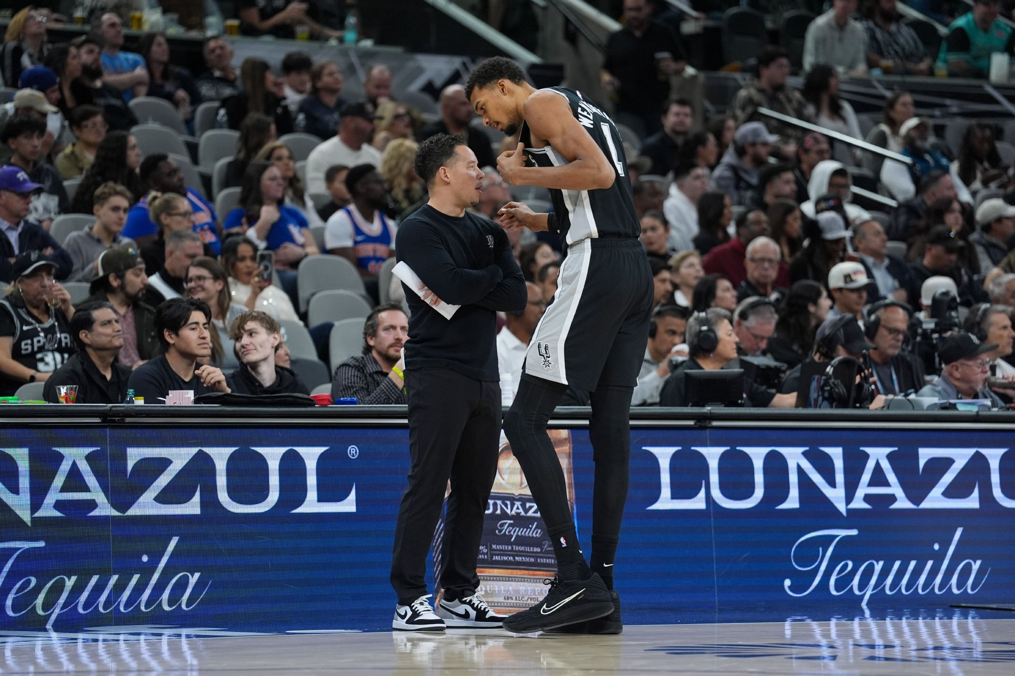 米奇·约翰逊：文班状态火热 我们开场其实退防和沟通都不够好