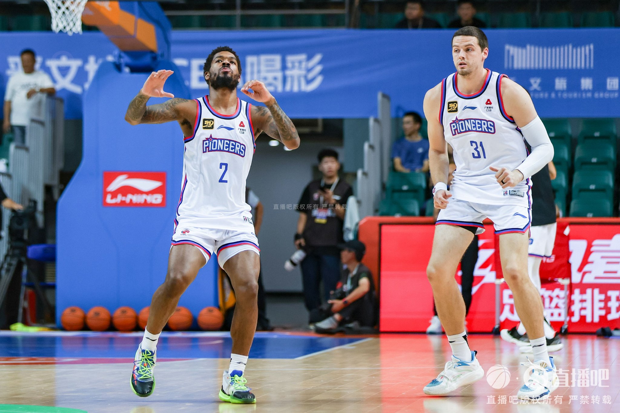 双外援真猛啊！大卫·詹姆斯&哈姆雷特半场合计20中12轰下35分