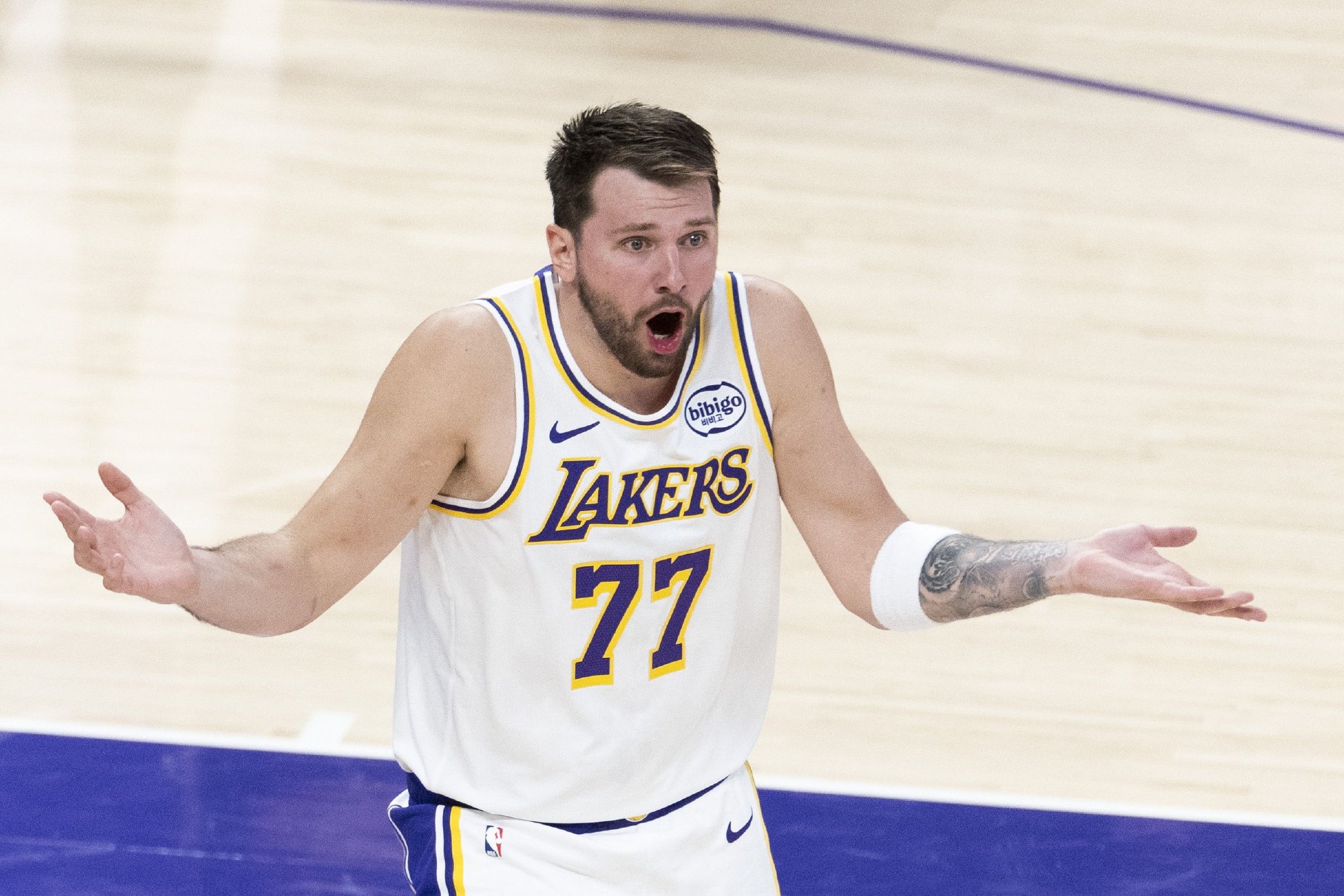 比“点钞”手势！官方：东契奇对裁判做出不当手势罚款5万美元