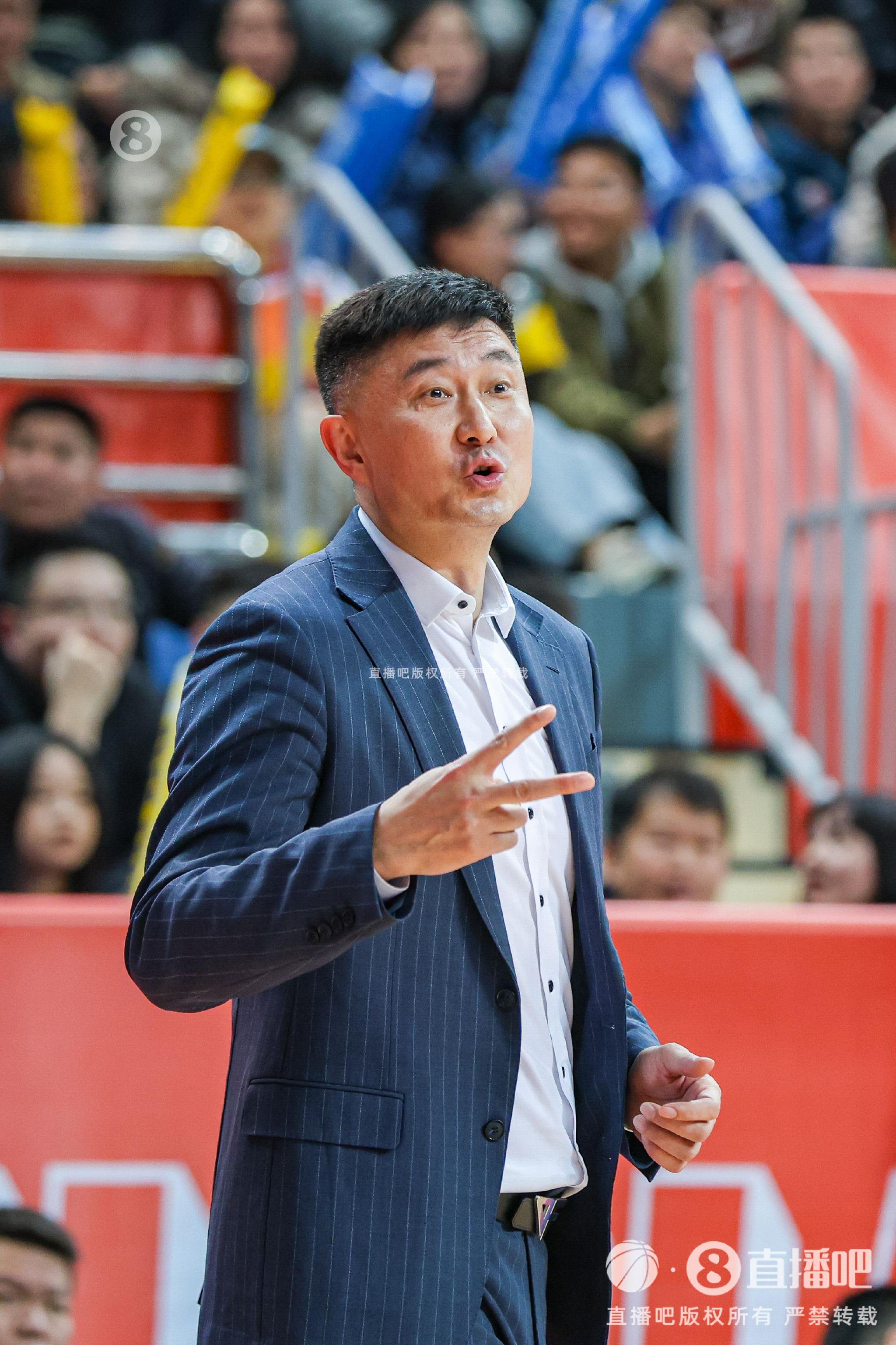 媒体人：广东男篮完全配不上胜利 在指挥端出现了极大的问题