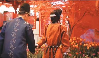 游客在长安十二时辰主题街区与AI机器人互动。资料图片