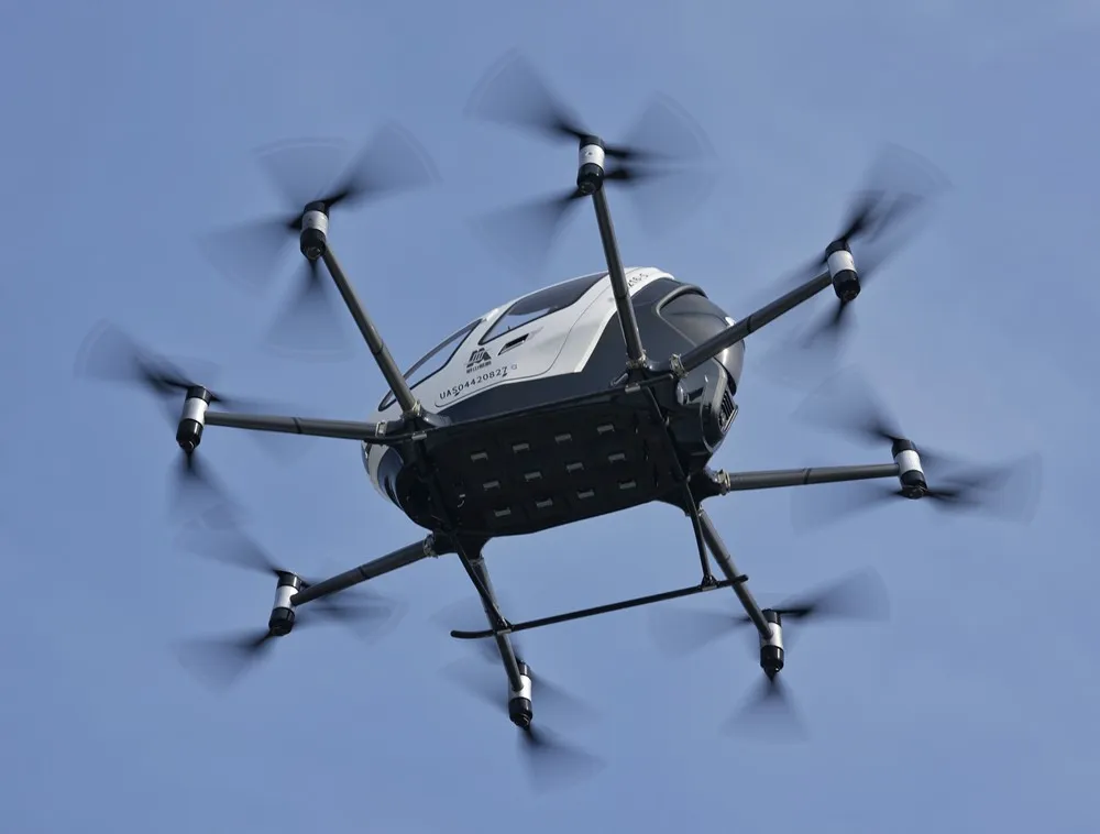 2月13日，成都主城区首次进行eVTOL载人验证飞行 图片来源：新华社