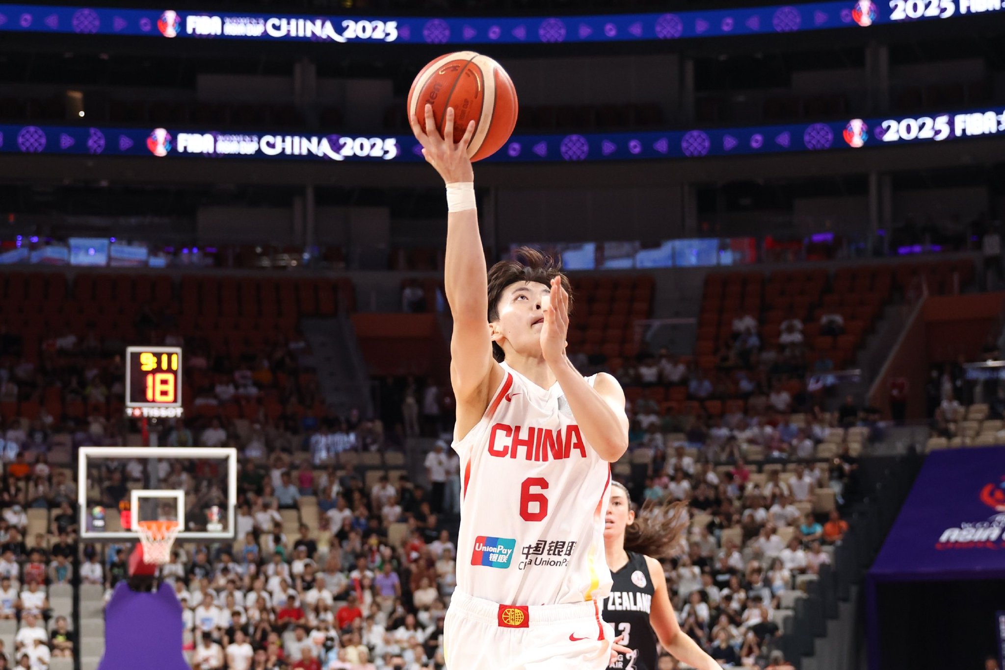 里突外投！杨舒予半场6中3拿到7分 三分2中1