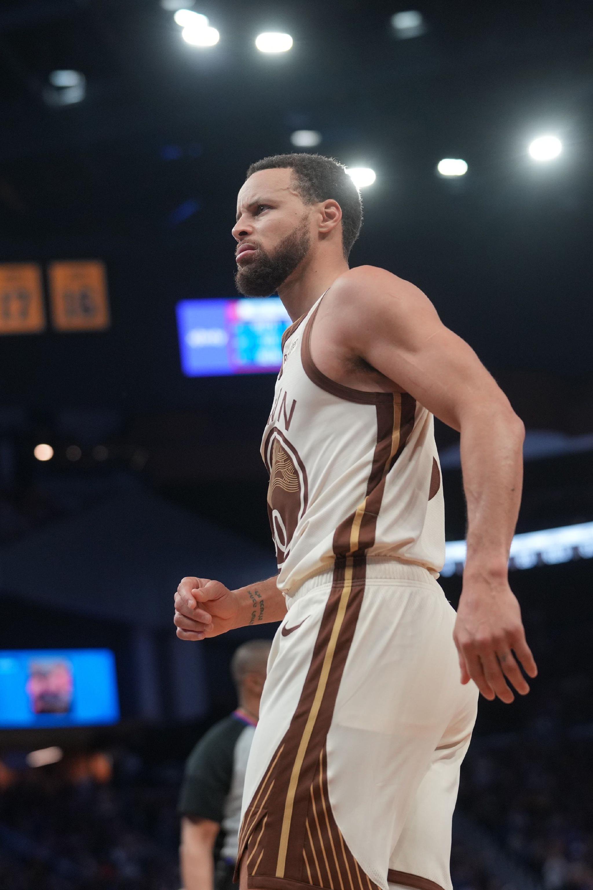 Shams：库里形容自己的右膝问题为难以预测 此前已多次出现反复