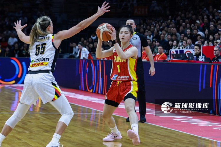 传球还不错！张曼曼4中2&三分3中1拿到7分 送出5助攻且没有失误