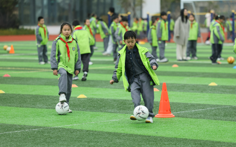 ▲资料图：某地一小学的学生们在参加足球训练。图/新华社