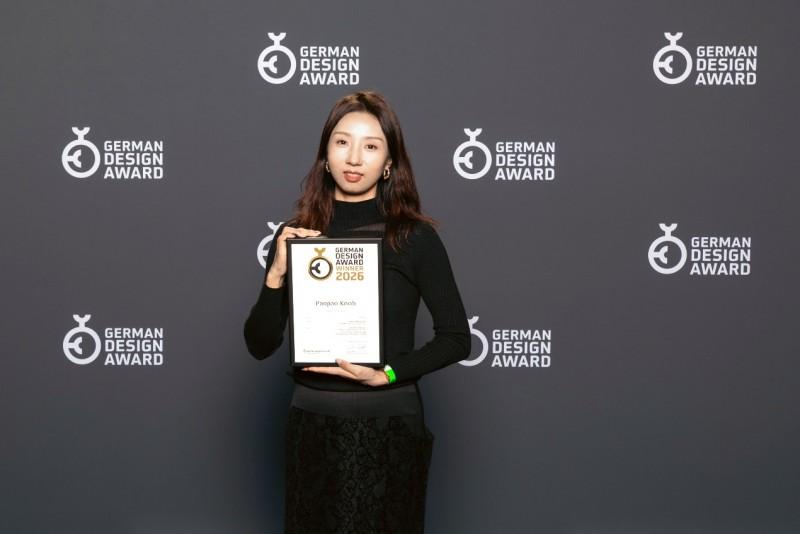 开能净水品牌代表与奖项合影