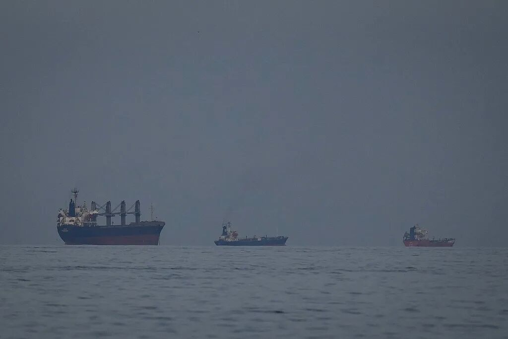 △△排队等待通过霍尔木兹海峡的油轮（资料图）