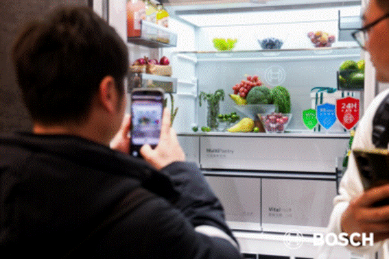 图：博世三重盾护十字门冰箱 AWE 2026 现场参观