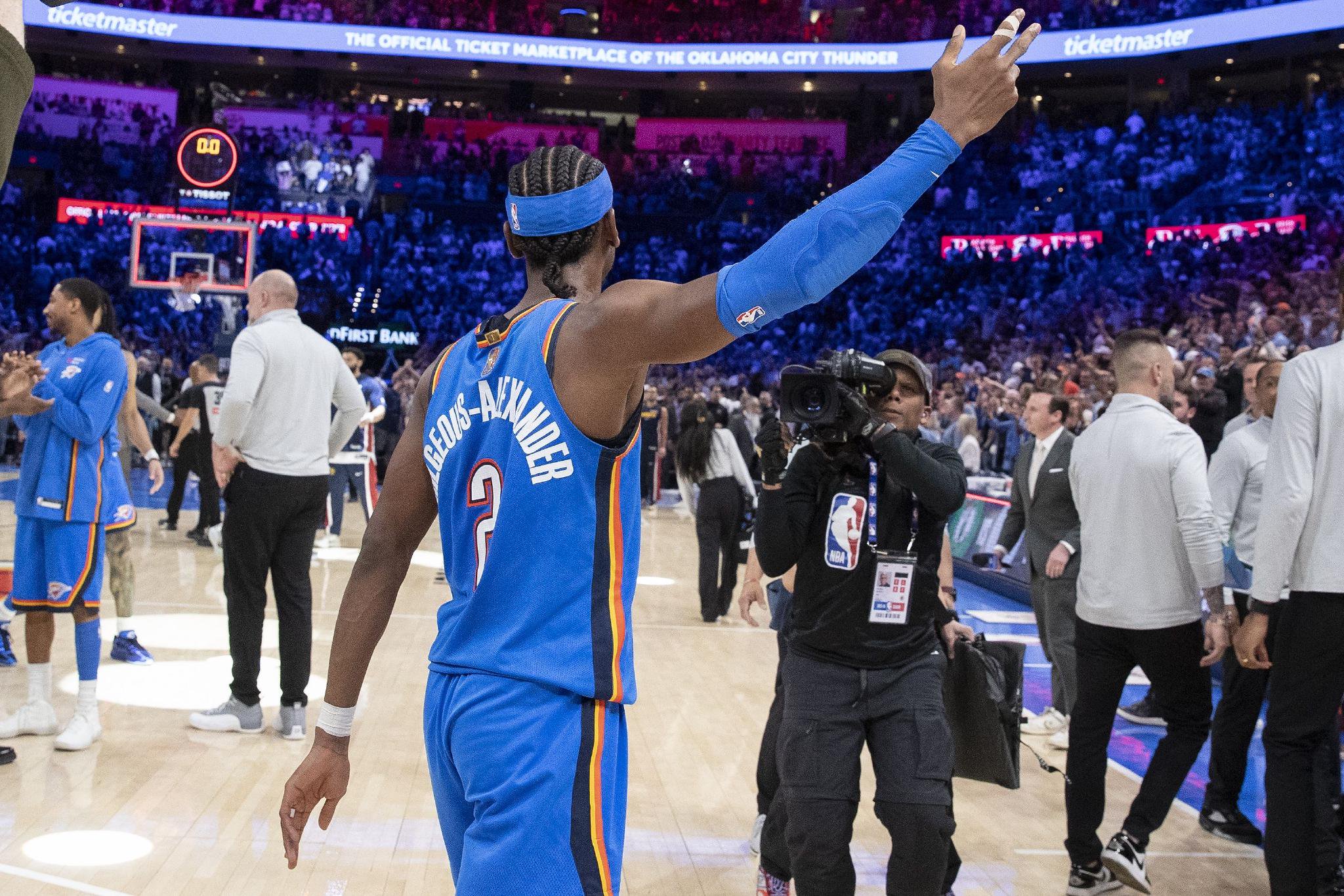 记者：SGA太超模 最后时刻连中距离 那就是当世最佳球员的水准