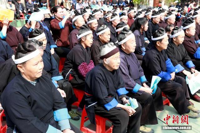 图为观看侗戏演出的观众。龚普康 摄