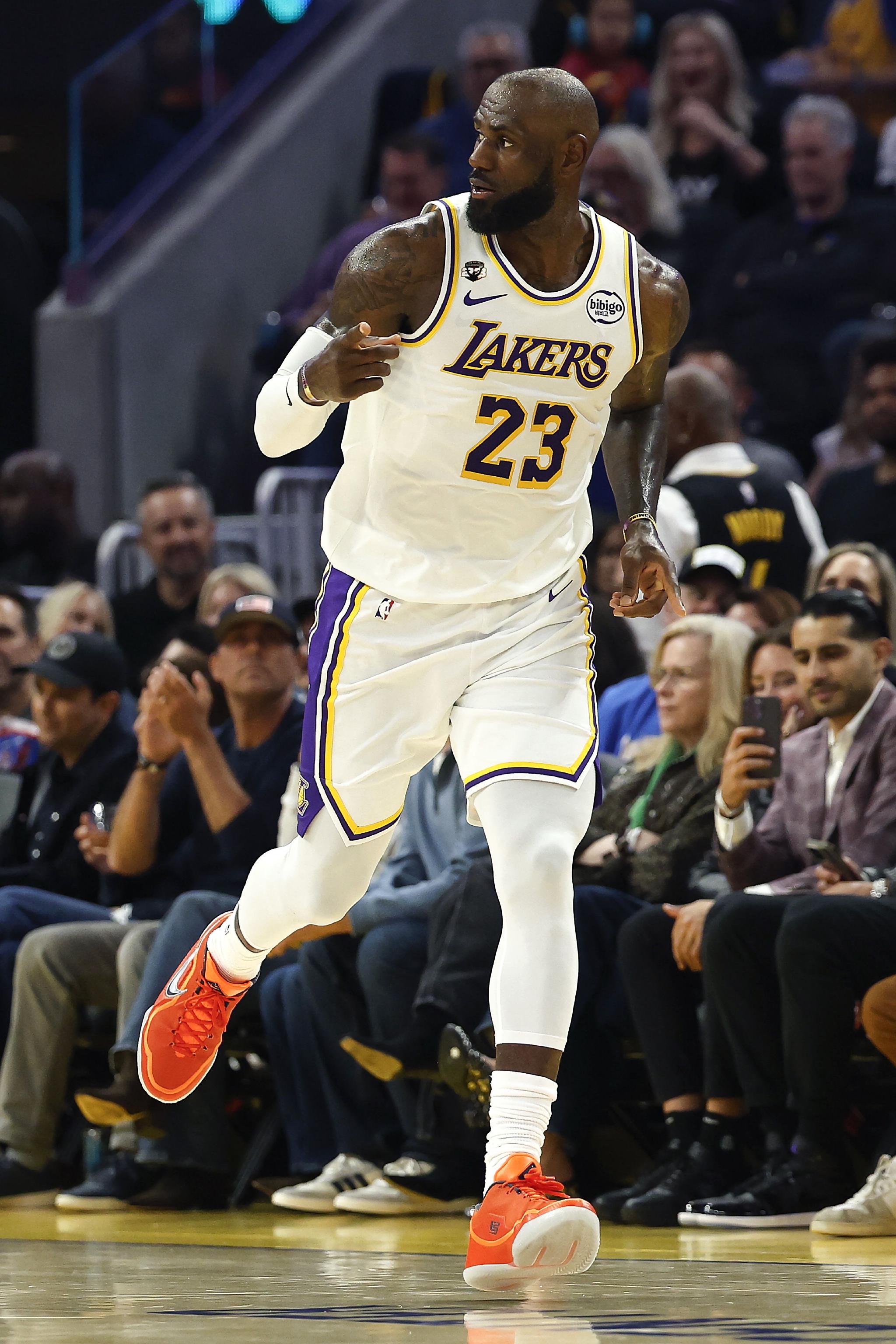 做出牺牲！本赛季当詹姆斯出手数不在湖人前二时 球队8胜3负