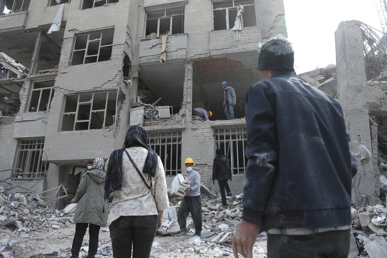 冲突进入第14天，伊朗称“精确打击”美第五舰队基地，美军航母起火、空中加油机坠毁