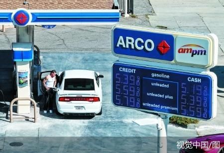 11日，美国洛杉矶，一名顾客在Arco加油站给汽车加油，该站油价超过每加仑5美元。