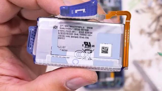 三星 Galaxy Z Flip7 折叠手机电池，图源：JerryRigEverything 拆解视频