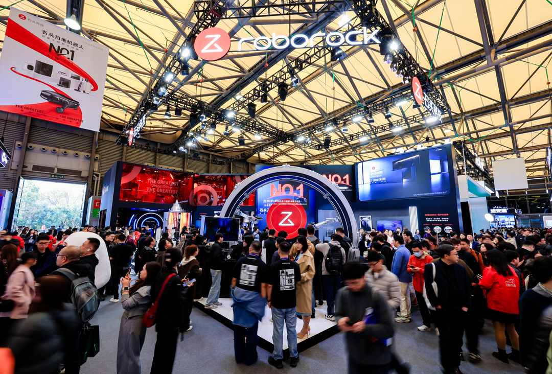 聚焦多层住宅家庭清洁痛点 首款轮足扫地机器人亮相AWE丨聚焦·AWE