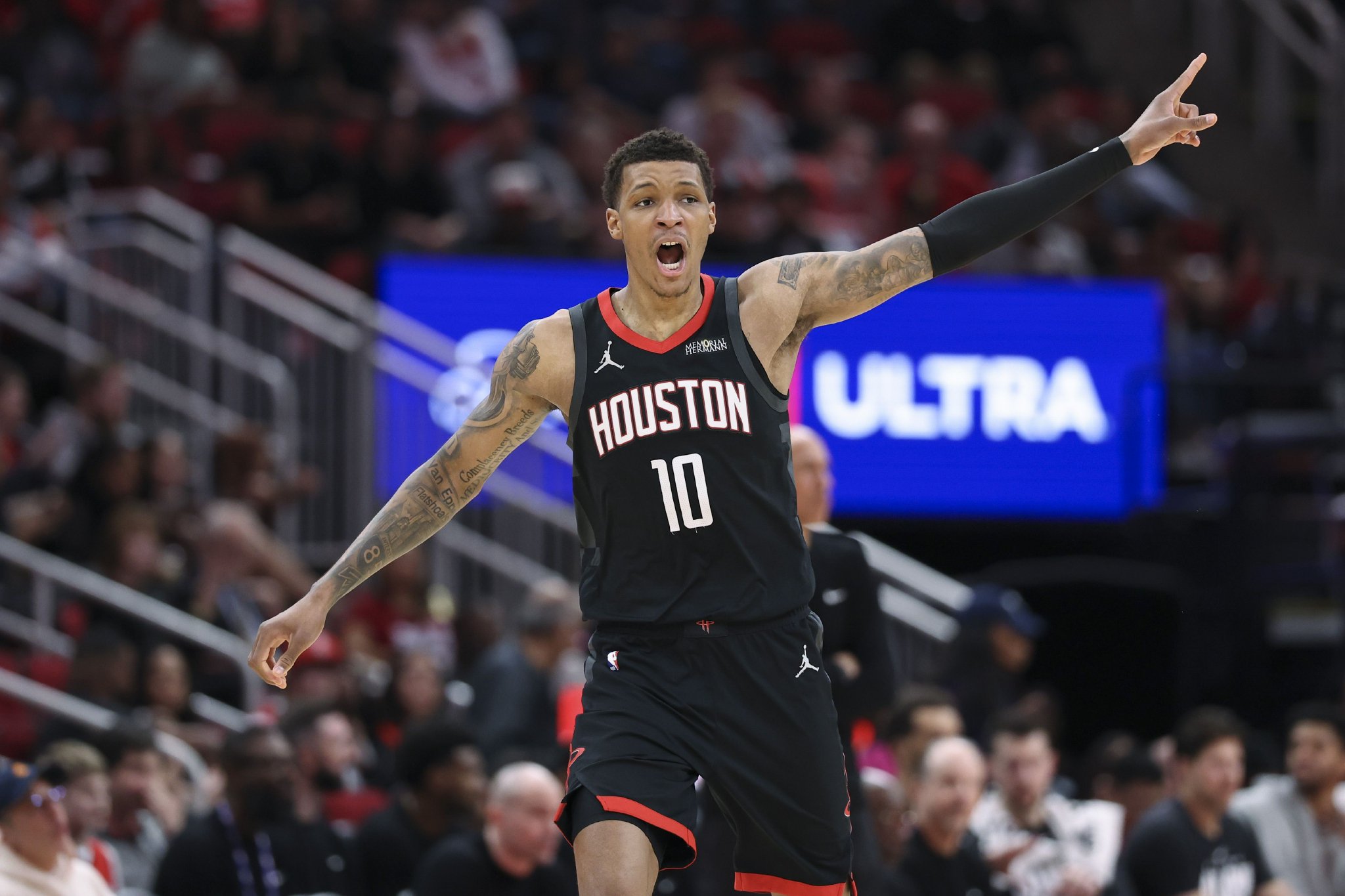 血染赛场不下火线！小贾巴里半场8投3中 拿到8分3篮板2助攻1抢断