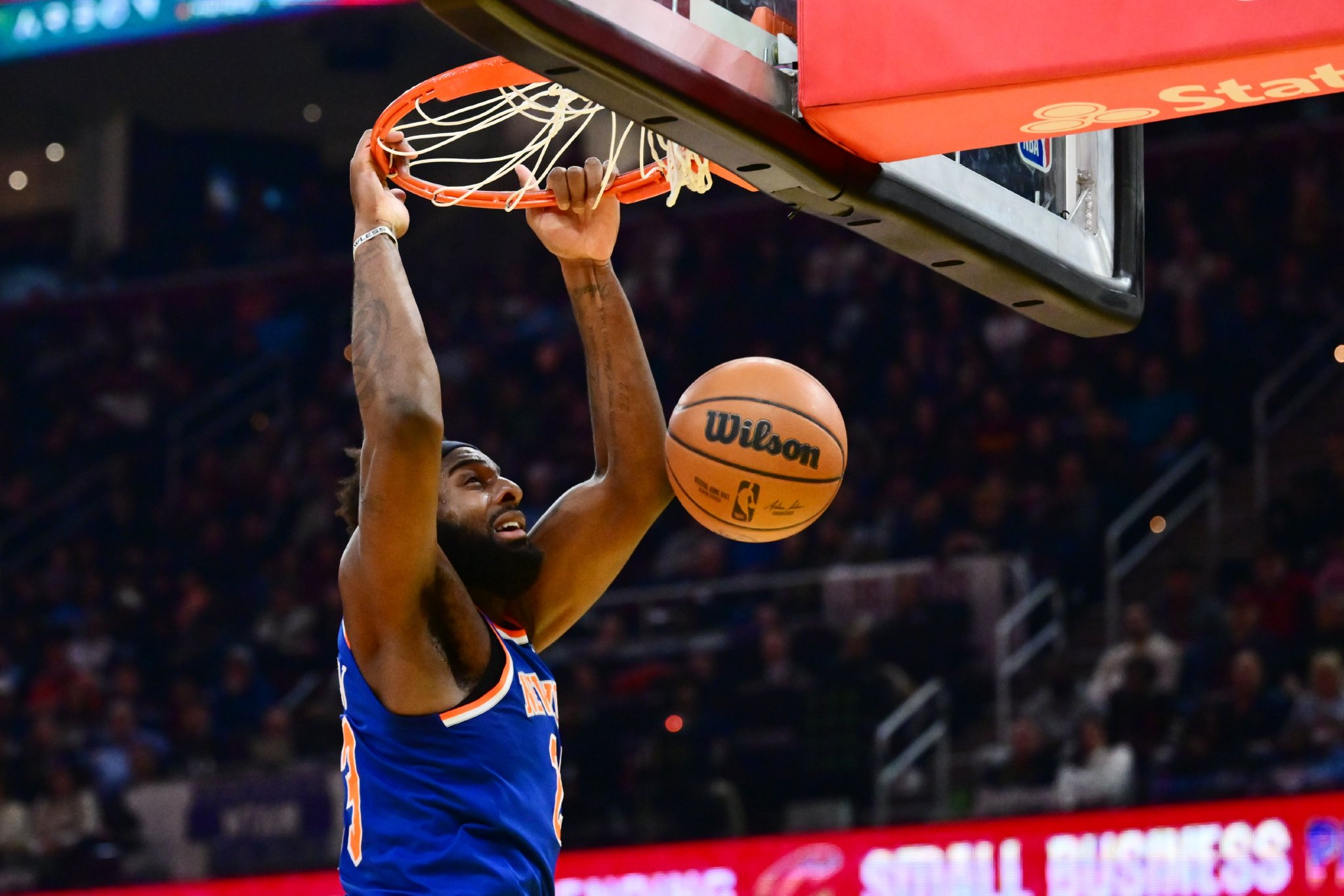 活力十足！米切尔·罗宾逊疯抢22个篮板创生涯新高 10中6拿到12分