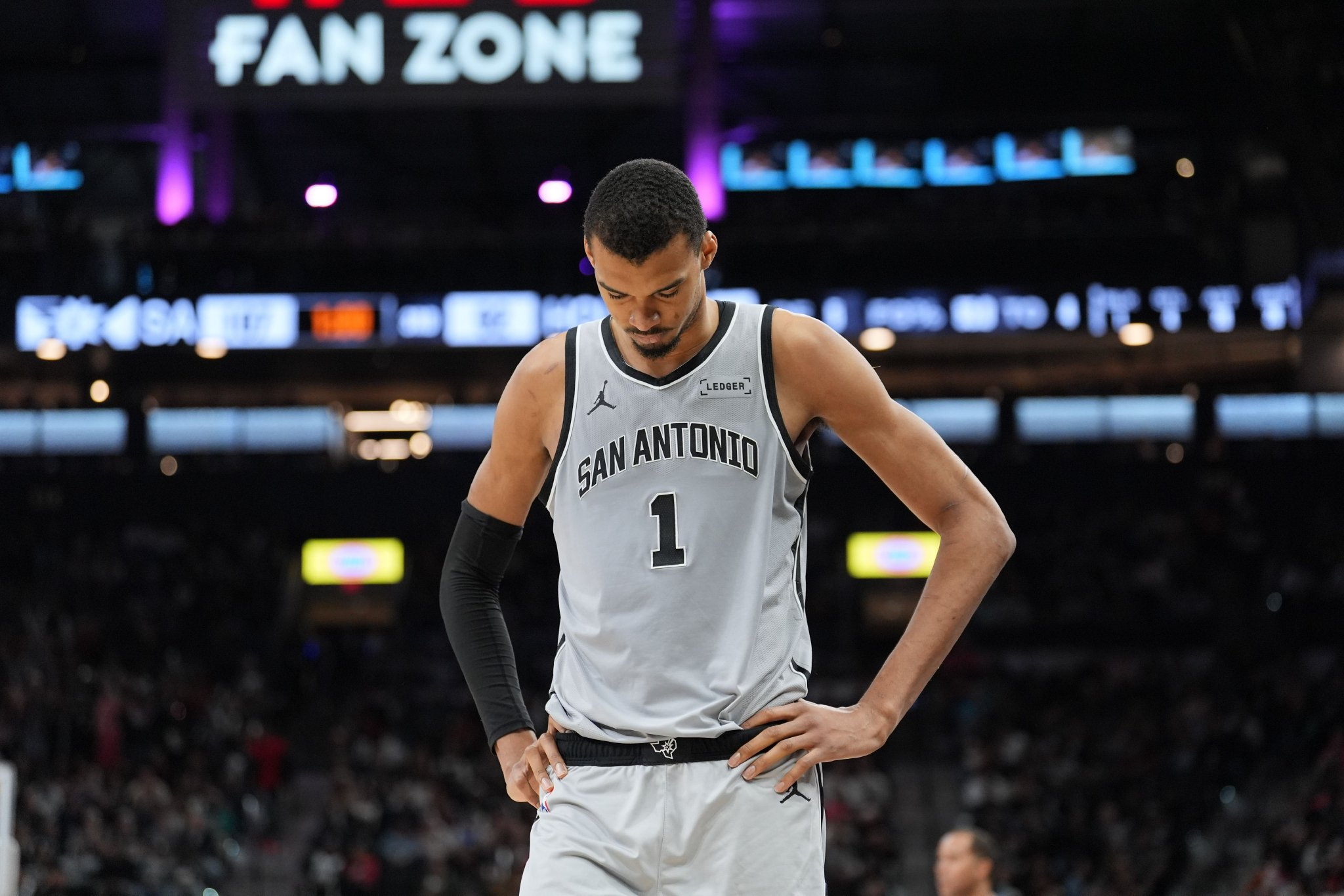 场均24.2分11.1板！明天马刺迎战黄蜂 文班因右脚踝酸痛出战成疑