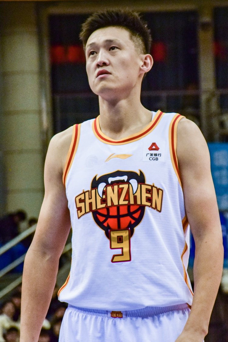 媒体人:周鹏最后的表现有失水准 不能说快退役就放宽对自己的要求