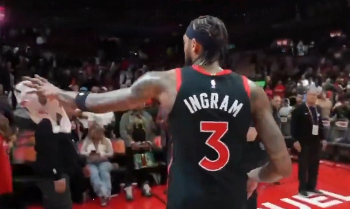 有点尴尬！莺歌将毛巾扔给女说唱歌手 后者直接一把甩回