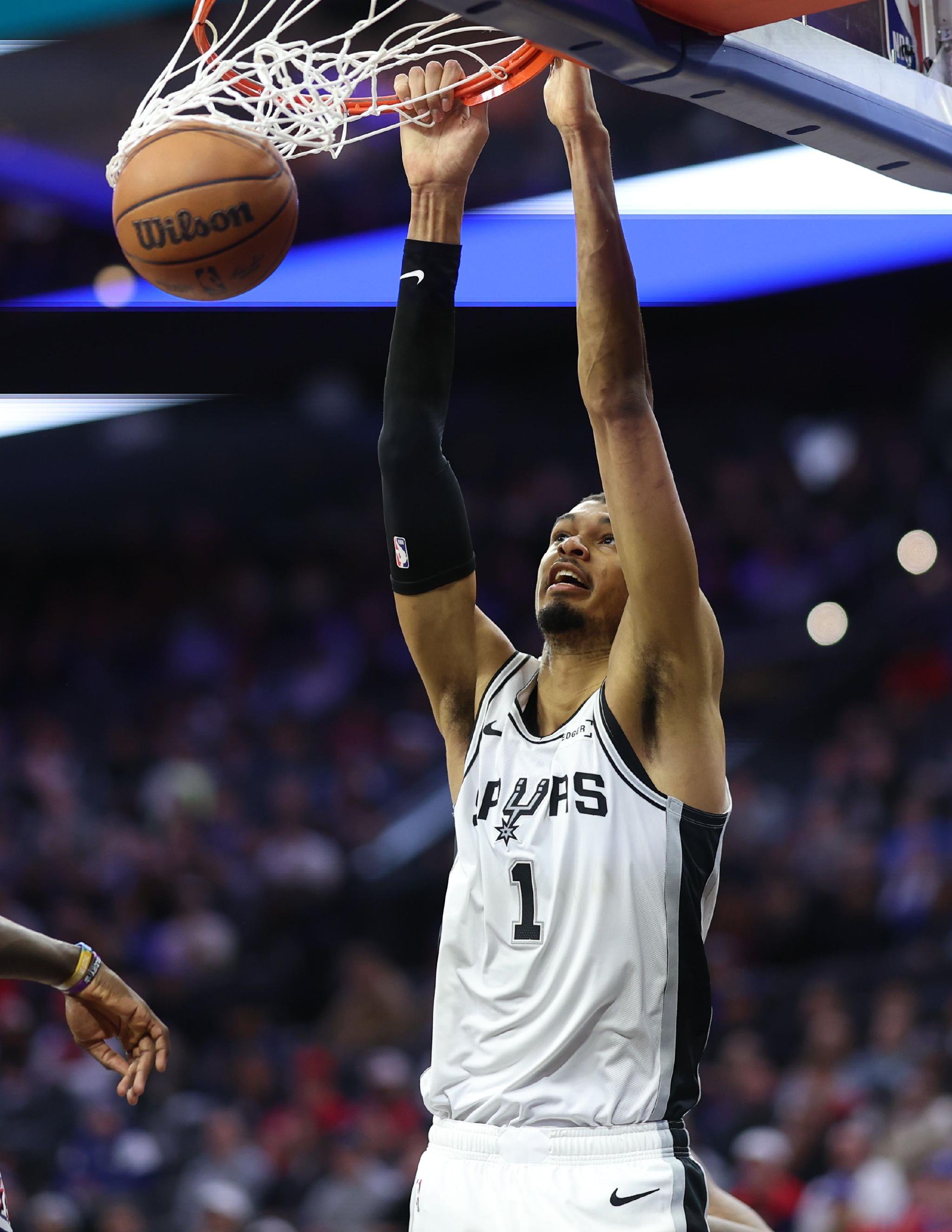 帕里什谈文班：照现在这样发展 他会成迫使联盟改规则的球员之一