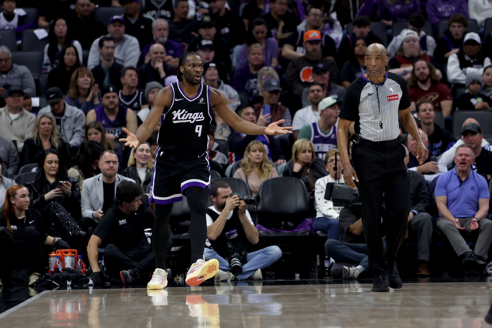 在对手内线肆意妄为！雷诺&阿丘瓦合计26中21爆砍48分18板