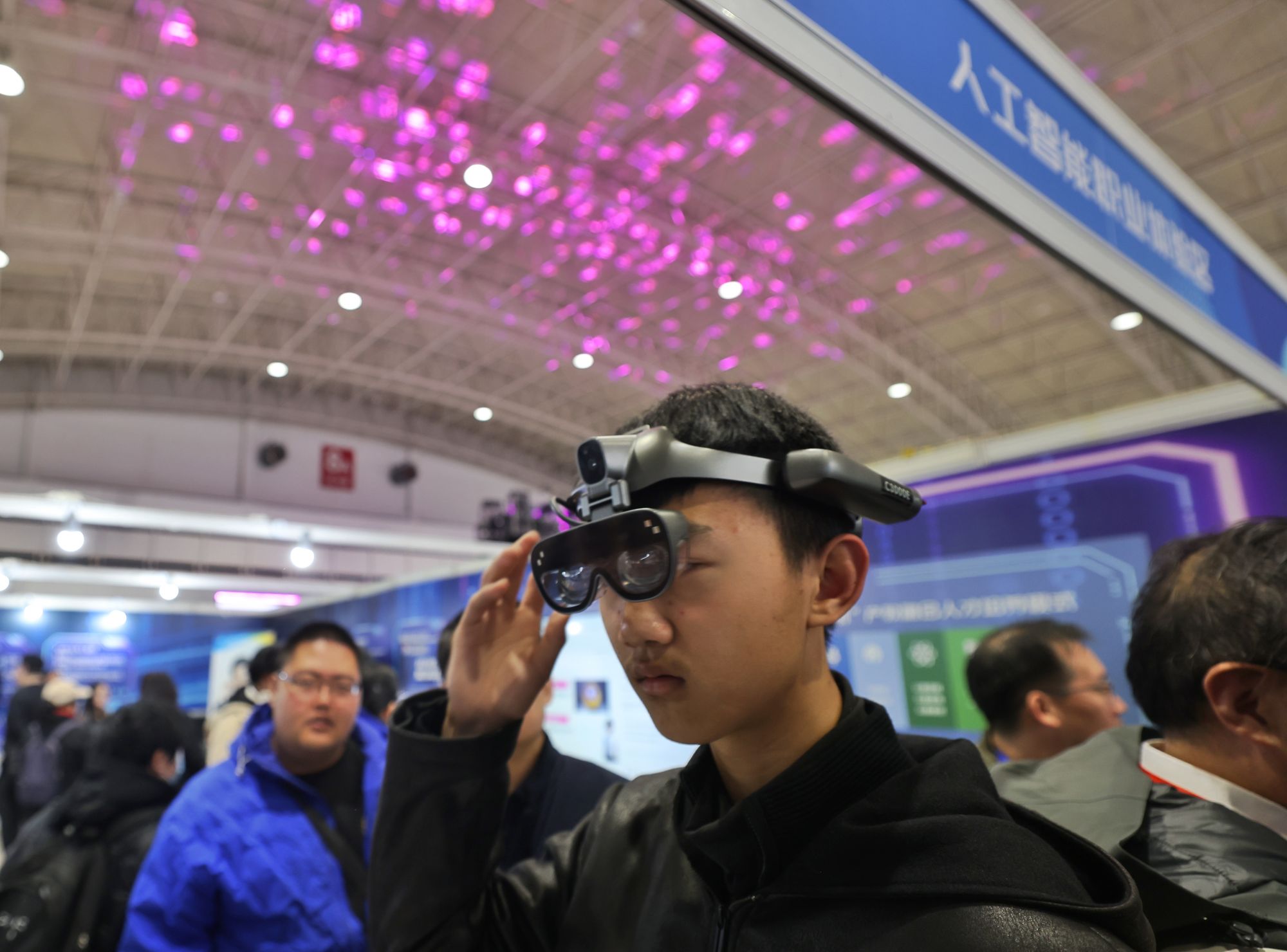 求职者戴上VR眼镜体验虚拟场景。新京报记者 王贵彬 摄