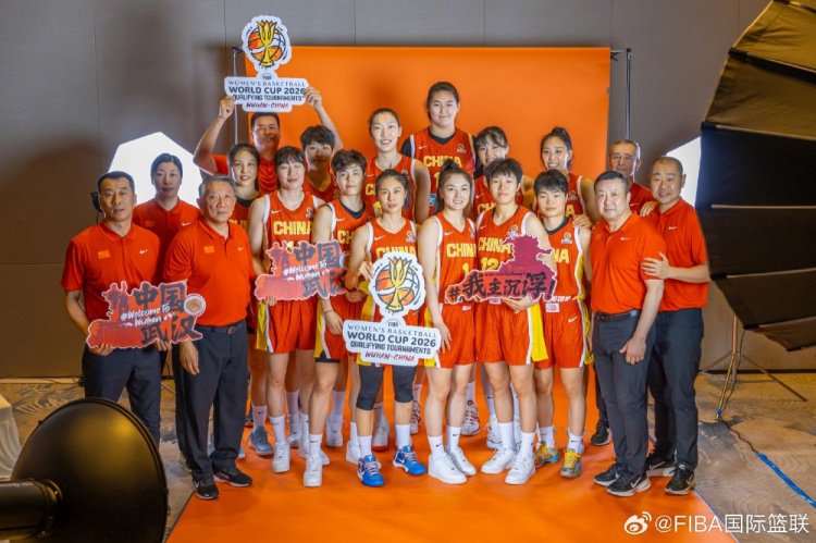 拿到世界杯门票！FIBA官博晒中国女篮庆祝晋级世界杯正赛合影