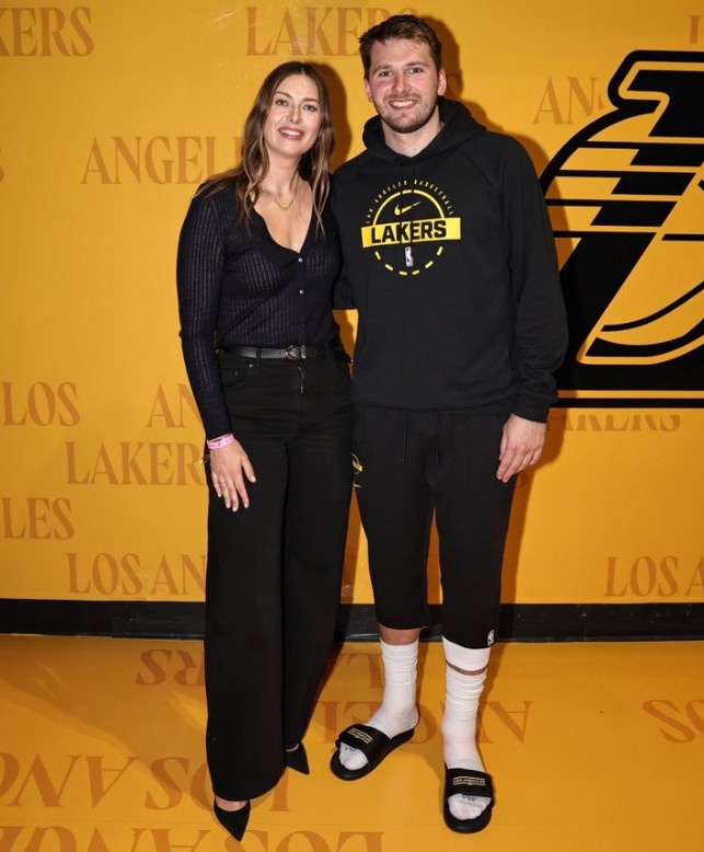 跨界联动！网坛名宿莎拉波娃和东契奇合影留念