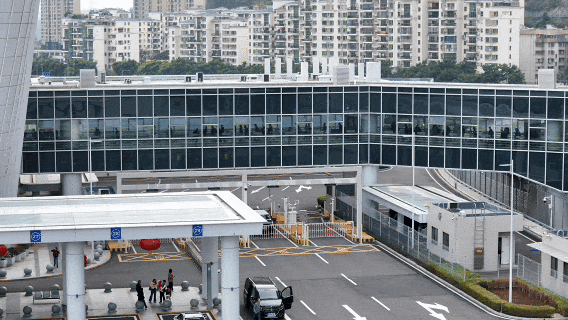 深圳莲塘口岸深港往来繁忙。（赵伟峻 摄）