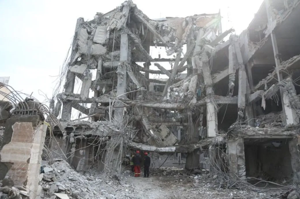 3月12日，在伊朗首都德黑兰，救援人员在受损建筑前工作。图源：新华社