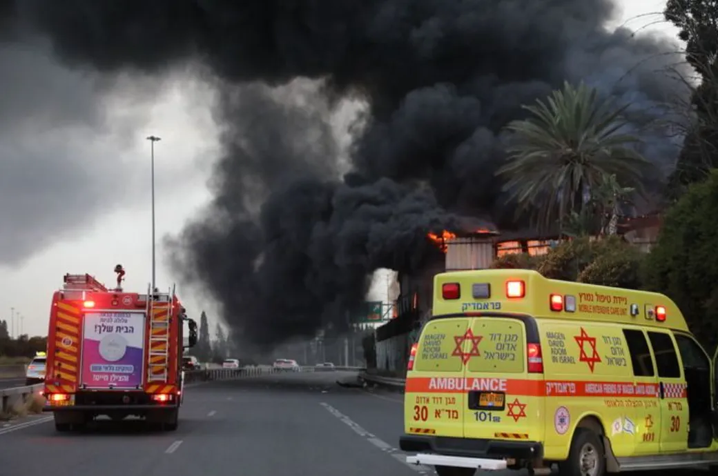 3月13日，在以色列中部城市霍隆，遭伊朗导弹袭击的一处地点冒出滚滚浓烟。图源：新华社