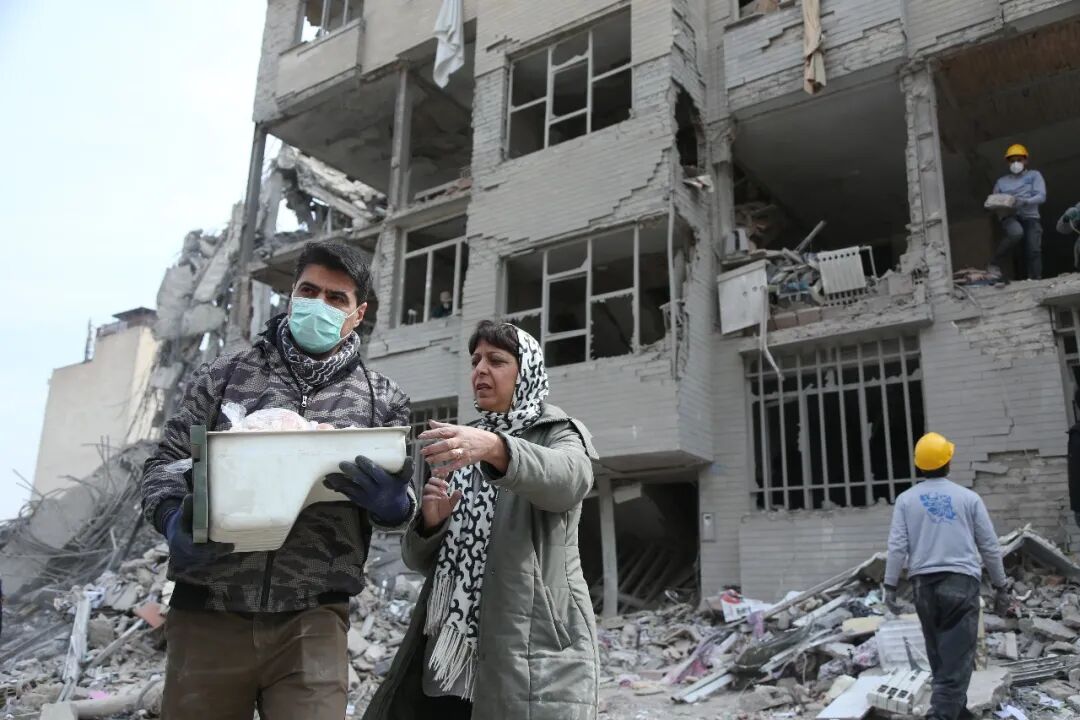 3月12日，在伊朗都门德黑兰，市民站在配置废地前。 新华社记者 沙达提 摄