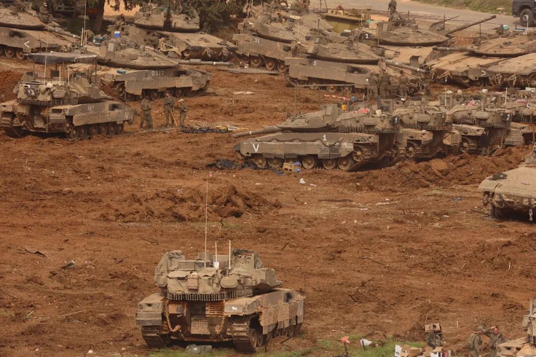 这是3月13日在以色列北部与黎巴嫩交界的边境地区拍摄的以军围聚队列 新华社发（吉尔·科恩·马根摄）
