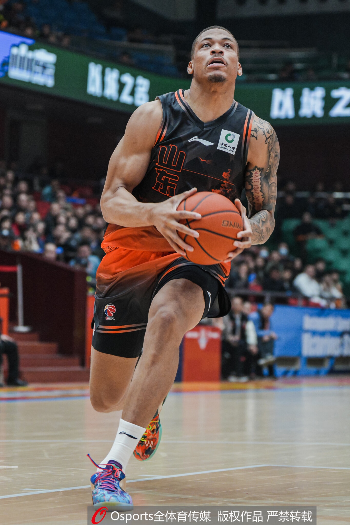 邱彪：小外援约翰逊刚来 现在也就是恢复了50% 他很努力 也在适应