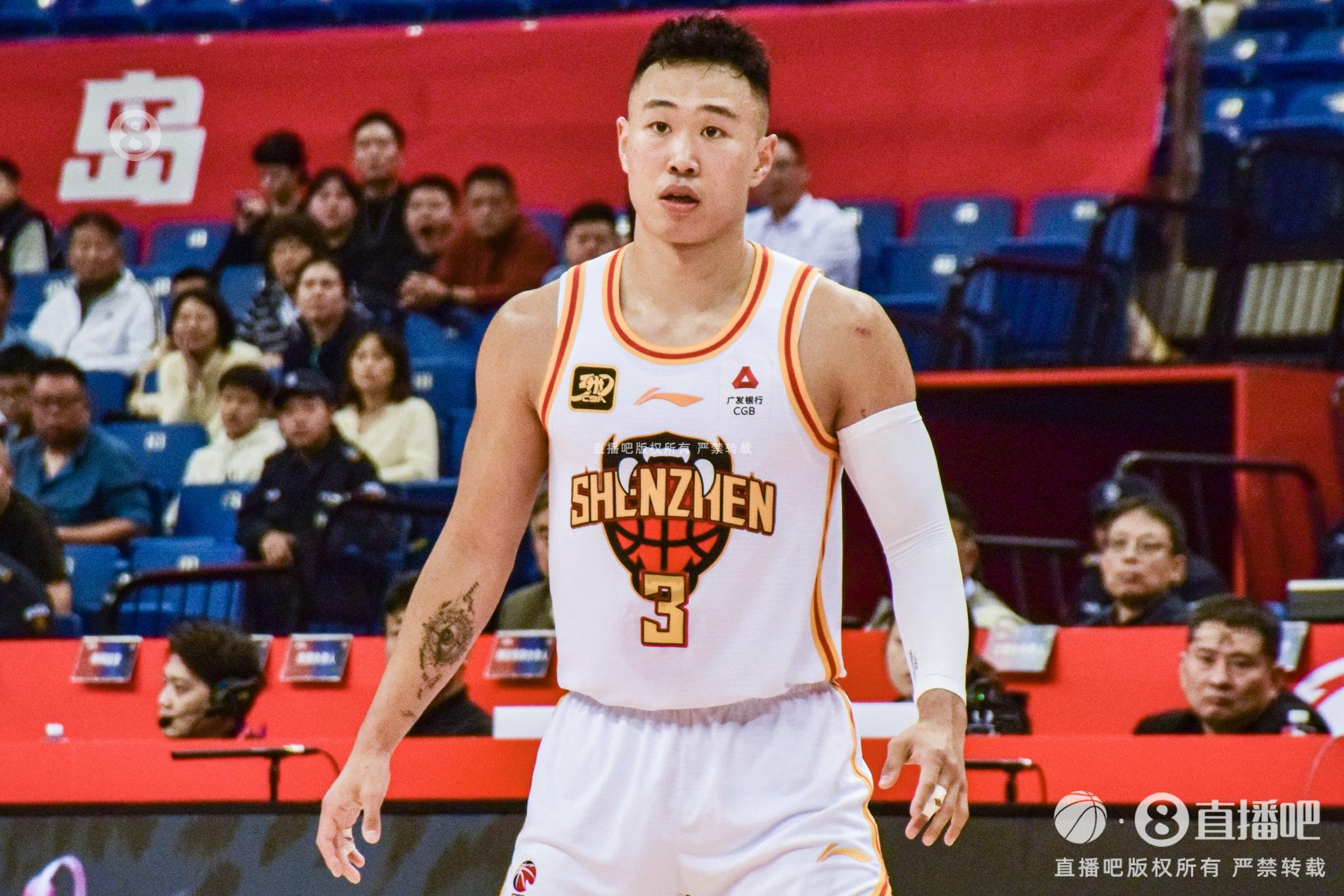 双枪！贺希宁半场13中6砍14分 史密斯半场9中5砍18分&第二节15分