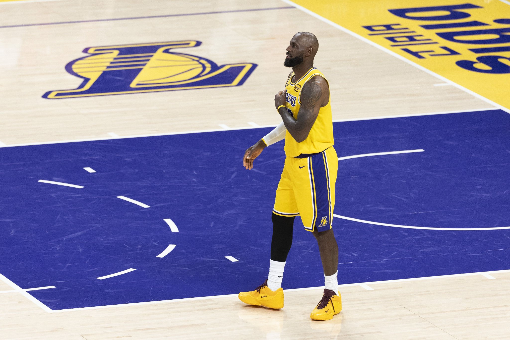 Shams：詹姆斯本人&联盟感觉他会再打一年 湖人表现影响他的未来