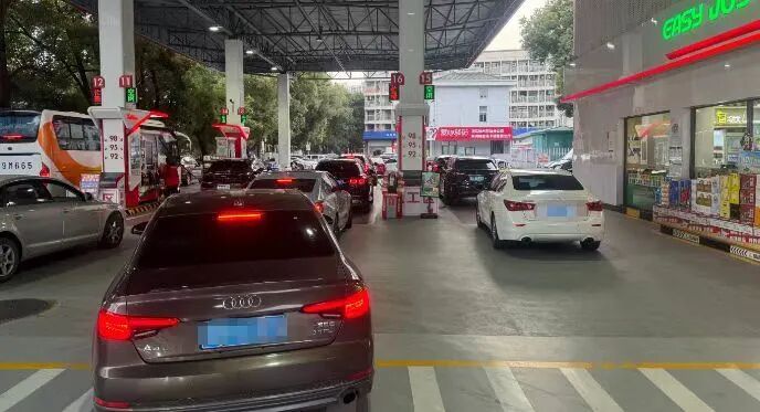 3月9日傍晚，加油站排队加油