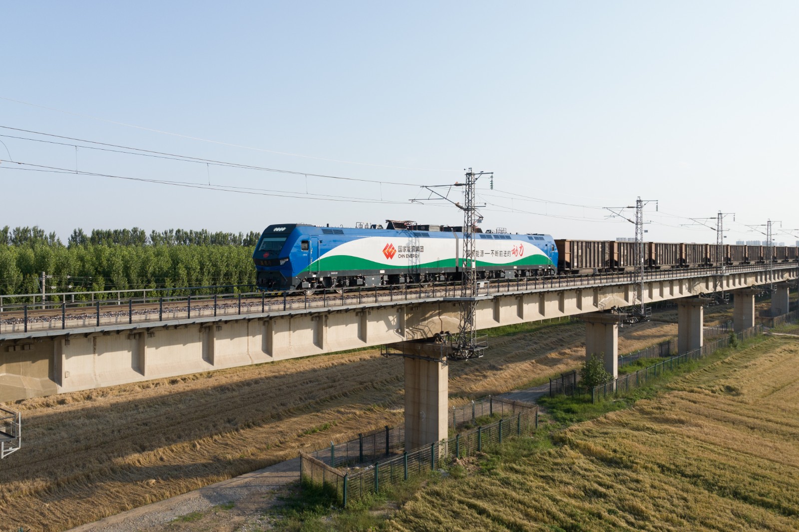 国家能源集团朔黄两万吨重载列车10年运输煤炭超15亿吨