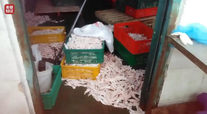 ▲蜀福香食品有限责任公司鸡爪产品进行前期加工的场所。图/央视3·15晚会