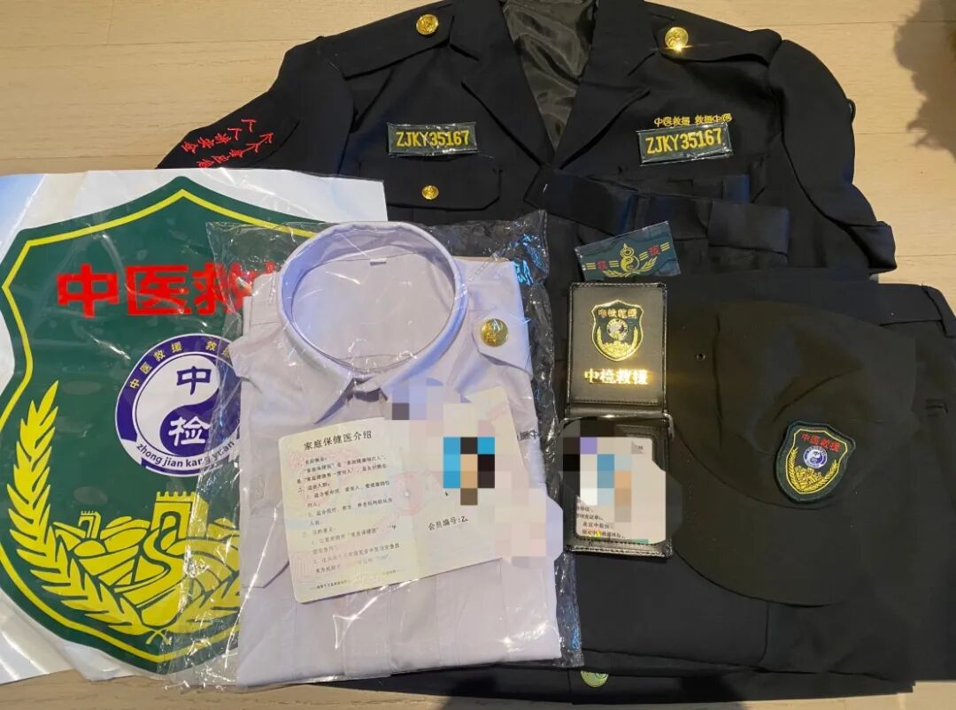 记者收到证件和队服等物品。澎湃新闻记者 常冉 摄