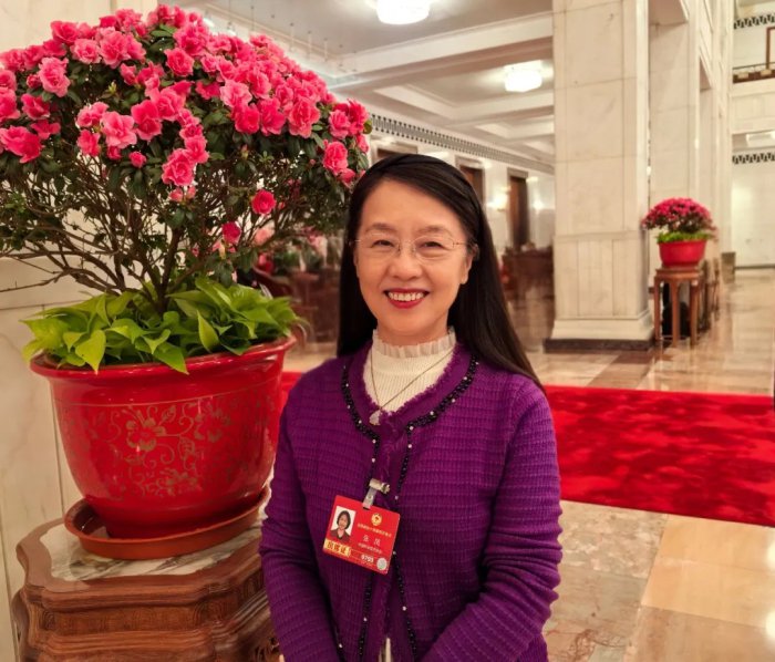 全国政协委员、中国科学院科技战略咨询研究院研究员张凤在2026年全国两会上就人工智能治理等议题建言献策。（受访者供图）