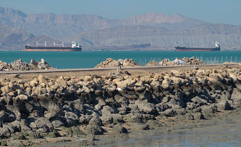 海事数据显示霍尔木兹海峡通航船只数量首次降为零