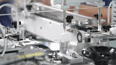 △高峰科技生产车间，自动化生产线正在忙碌作业。图源 端州发布