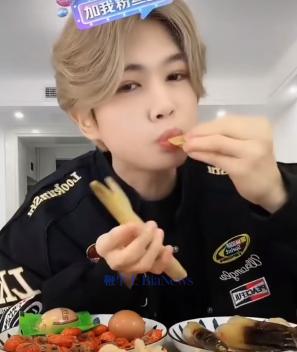 “鹿哈”凌达乐在直播中。来源:视频截图