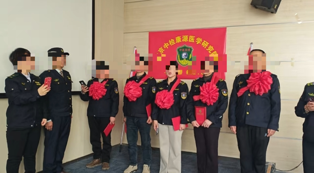 新入队的队员参加入队仪式并宣誓（视频截图）