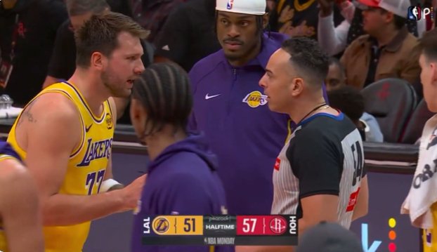 操碎了心！东契奇找裁判理论 范德彪一路盯防+随时准备介入